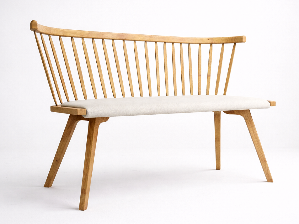 rabo de bacalhau bench seen from the side, showing its length and continuous wooden structure